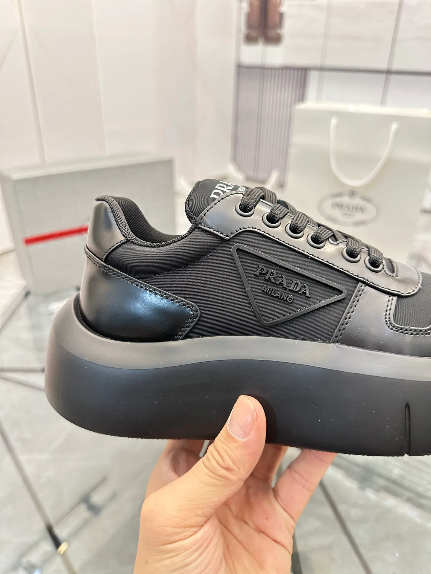 Men's shoes: 💰P620¥ High-end top quality Product trademark: Prada *"Prada*" low-top casual shoes Regular size: 38-45 (can be customized to 46) Product materials: imported first-layer cowhide leather on the upper spliced ​​with original fabric, breathable lining, cowhide foot pads, original ultra-light foam outsole. No.: 001